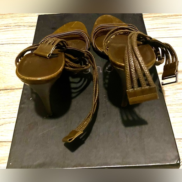 GUCCI Vintage Leather Gladiator Sandals
Women's Size: 7 Good Condition In Box - Picture 3 of 4